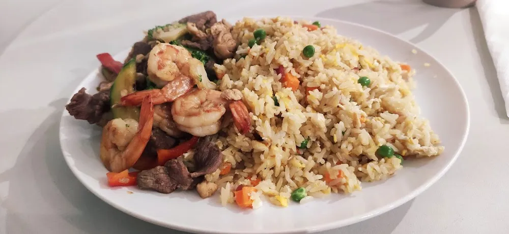 Riz Cantonais Avec Crevettes Aux Légumes Sautés
